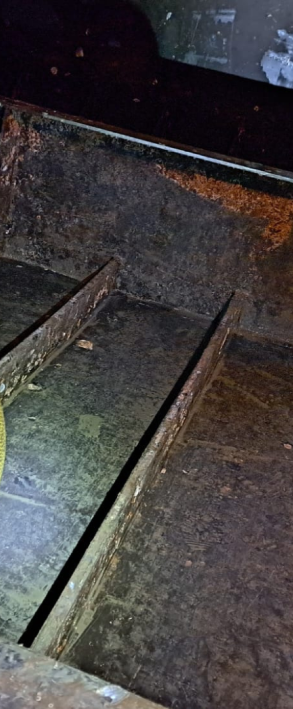 Ballasstanks van ponton reinigen