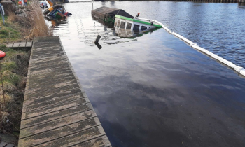 plaatsen oliebooms en skimmen water na gezonken Ponton met kraan.jpeg