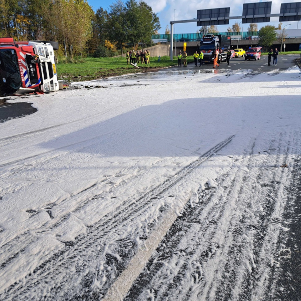 gekantelde brandweerwagen